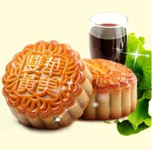 春去秋來(lái)收獲日， 金秋團(tuán)圓月，華美月餅香。待到月圓中秋夜， 歸故里，見(jiàn)爹娘。